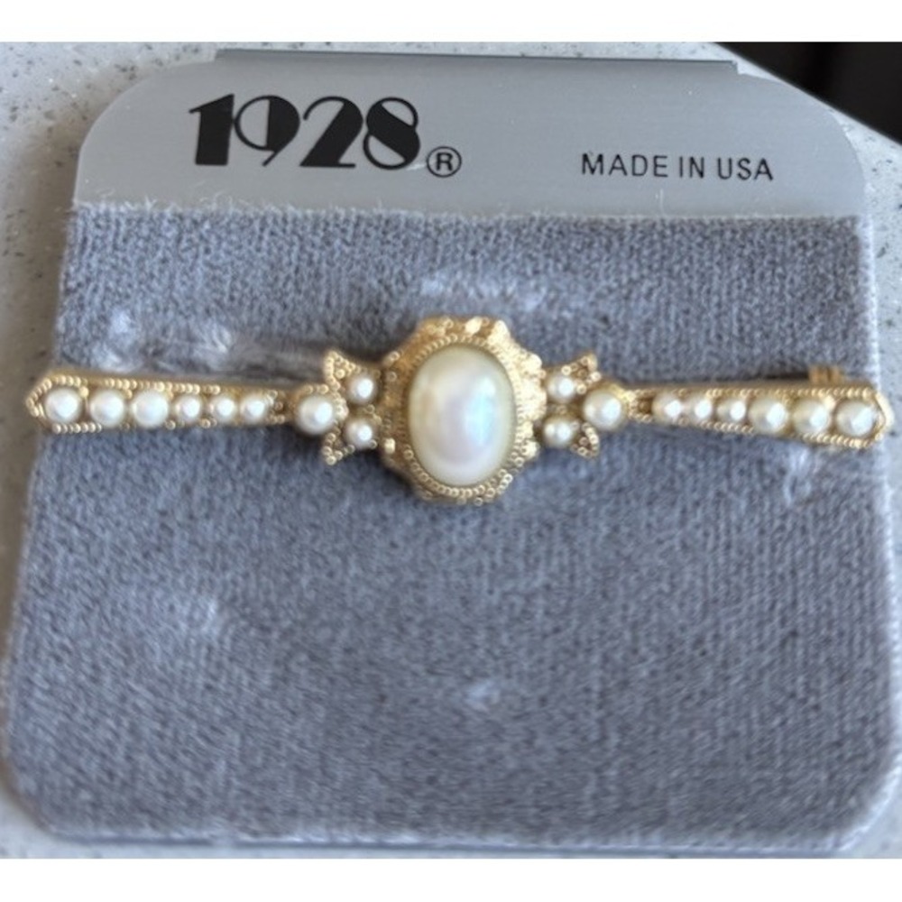 Vintage 1928 Jewelry Co Faux Cabochon Pearl Gold Brooch Pin Victorian With Card